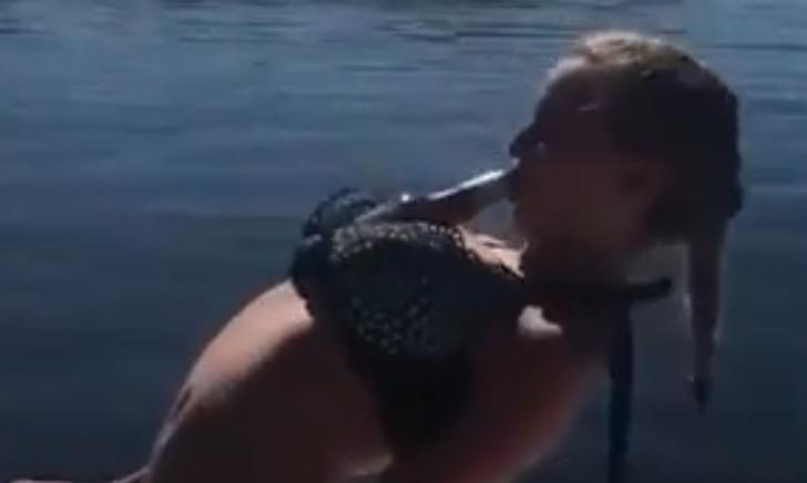 Lenig meisje drinkt bier Lenig meisje drinkt bier